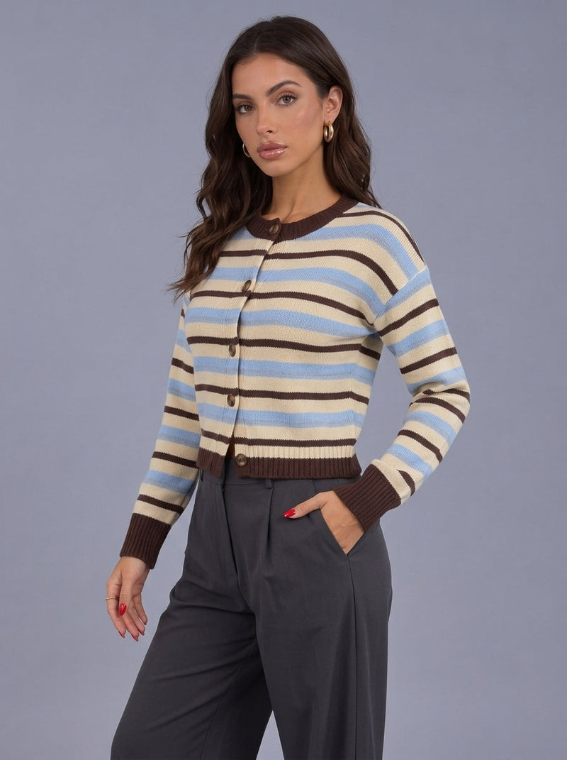 Femme portant le Cardigan Rayé Wild Card bleu et marron URBAD